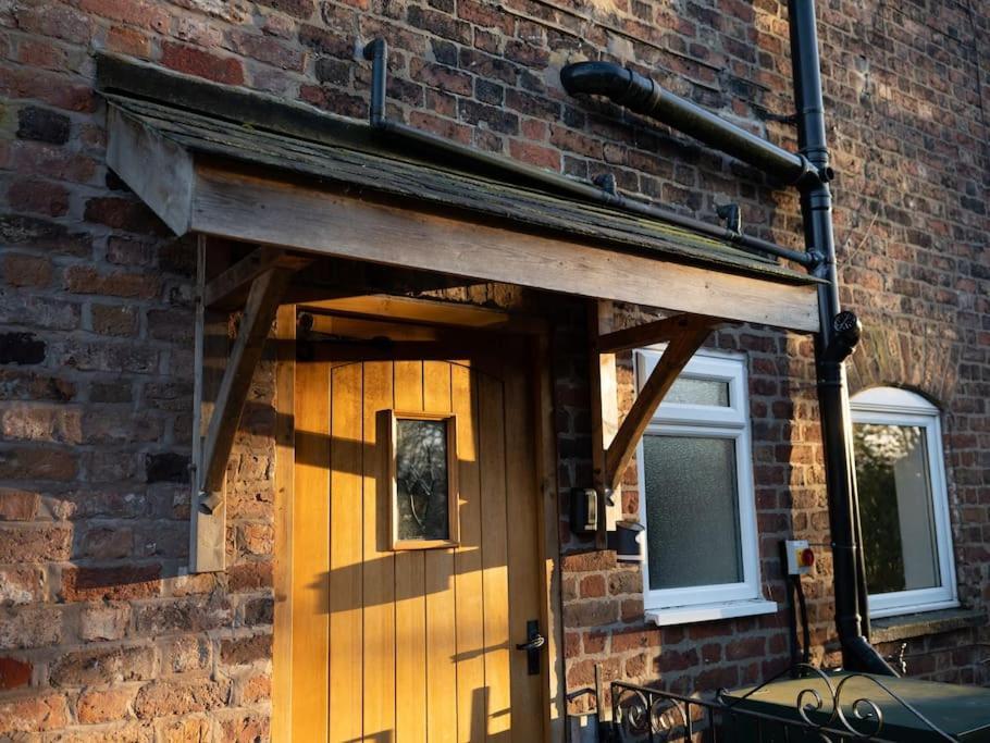 Charming Cottage Getaway In Altrincham Exterior foto